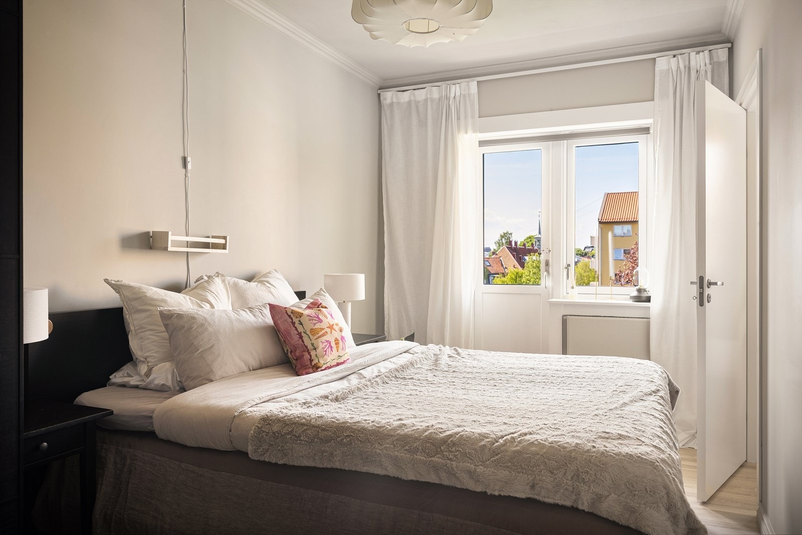 Det er god plass til dobbeltseng med tilhørende nattbord på hver side. Galleribilde