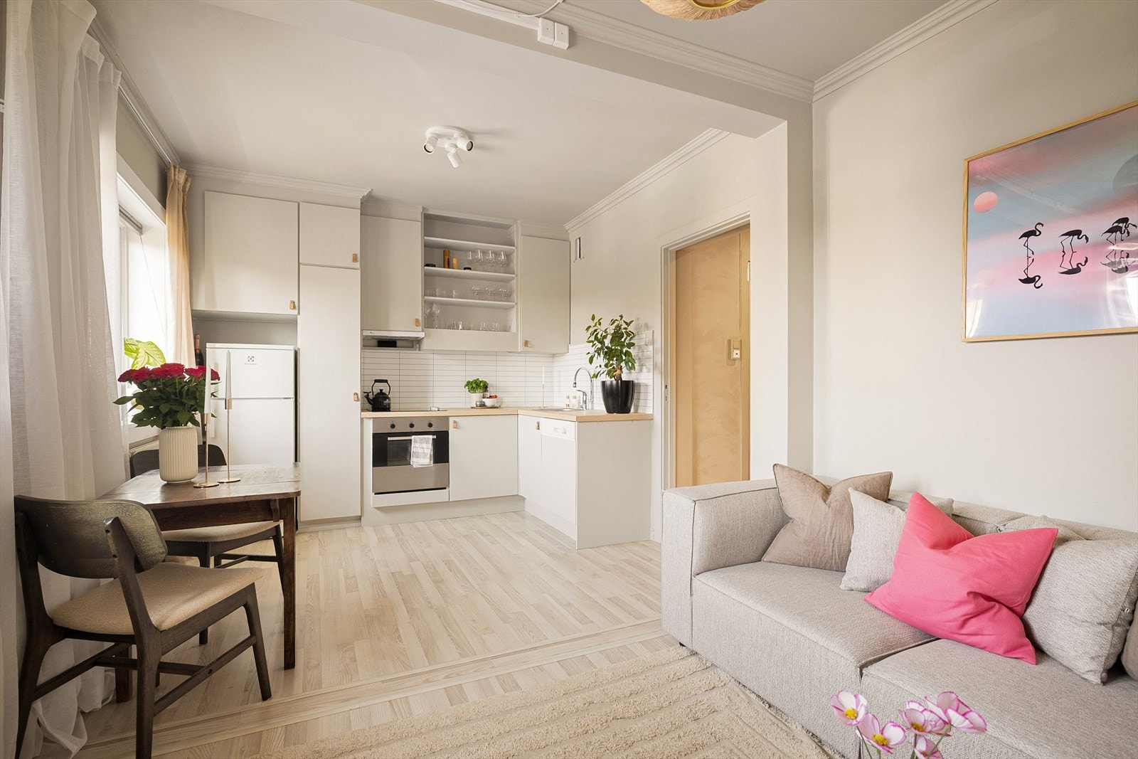 Kjøkkenet og stuen har en åpen og sosial planløsning, med naturlige soner. Galleribilde