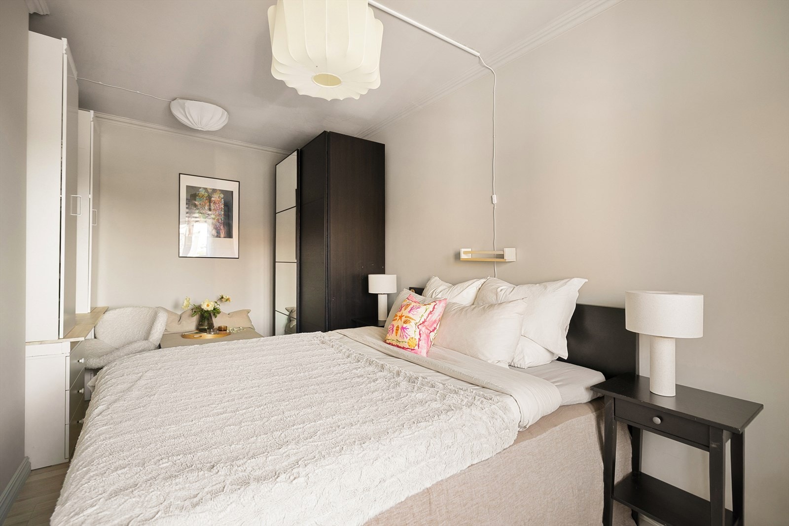 Rommet er romslig, og har godt med skapplass. Galleribilde