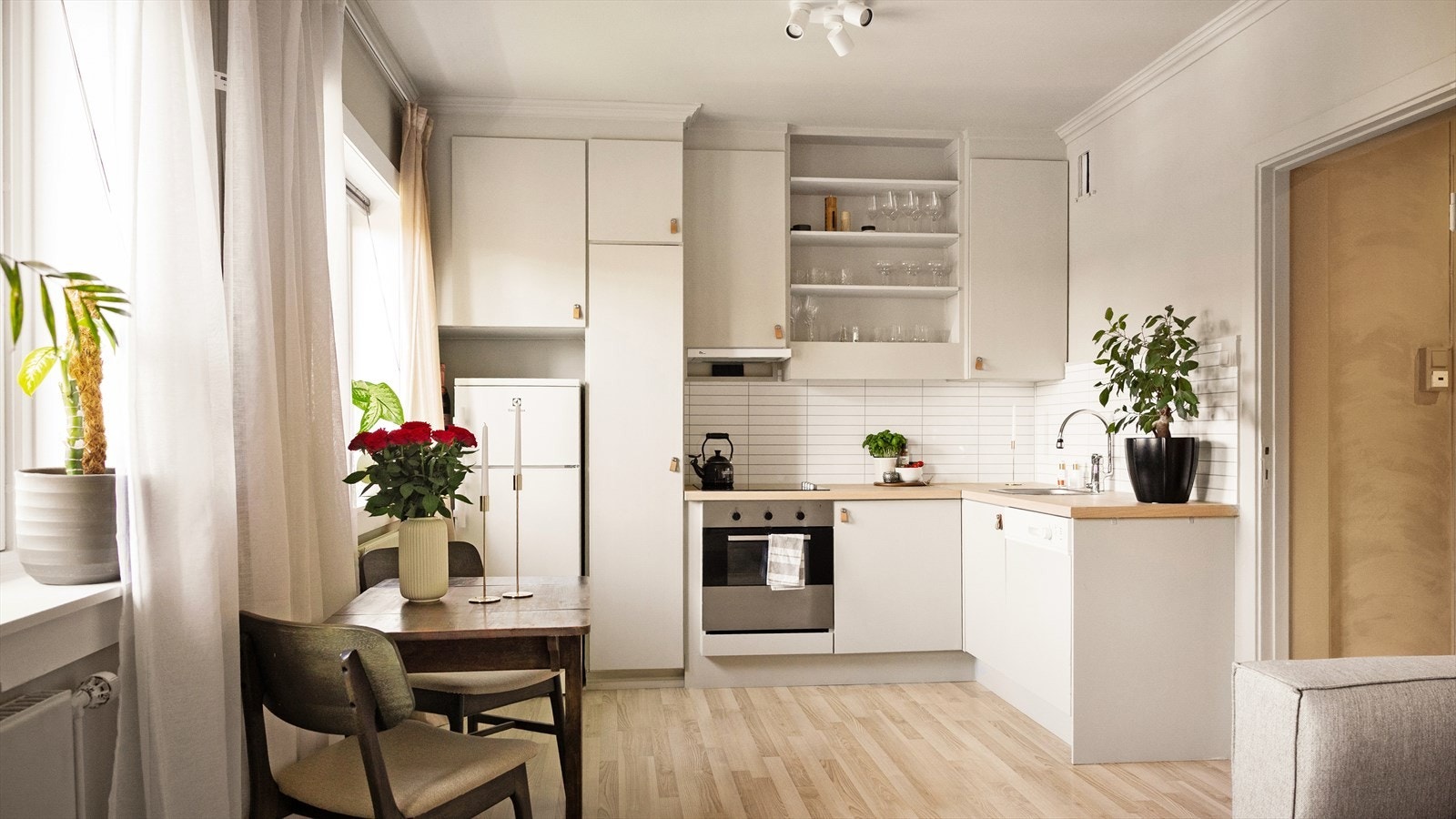 Ved kjøkkenet er det god plass til spisebord. Galleribilde