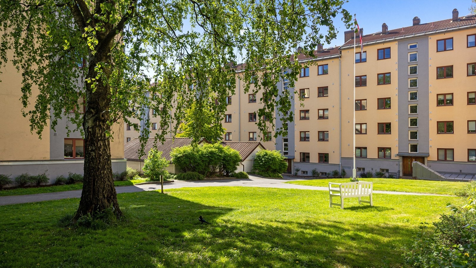 Borettslaget har fine grøntområder med sitteplasser og uteområder for beboerne. Grøntområdene er opparbeidet med bed, plener, busker og planter. Galleribilde