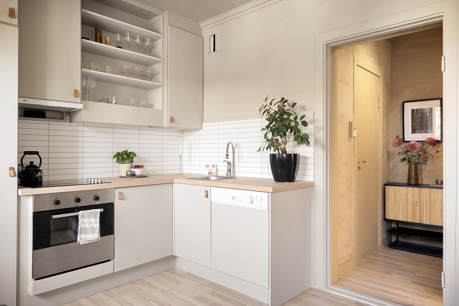 Det er integrerte oppvaskmaskin, koketopp/ovn, kullfiltervifte over koketopp samt plass til frittstående kjøleskap. Galleribilde