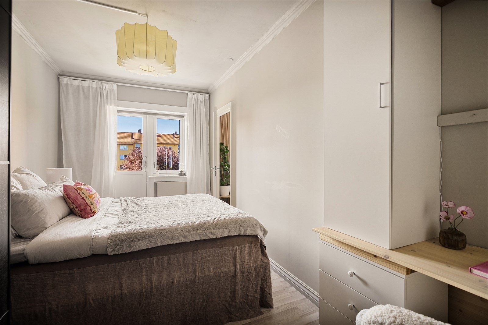 Leiligheten har et innbydende og romslig soverom. Galleribilde