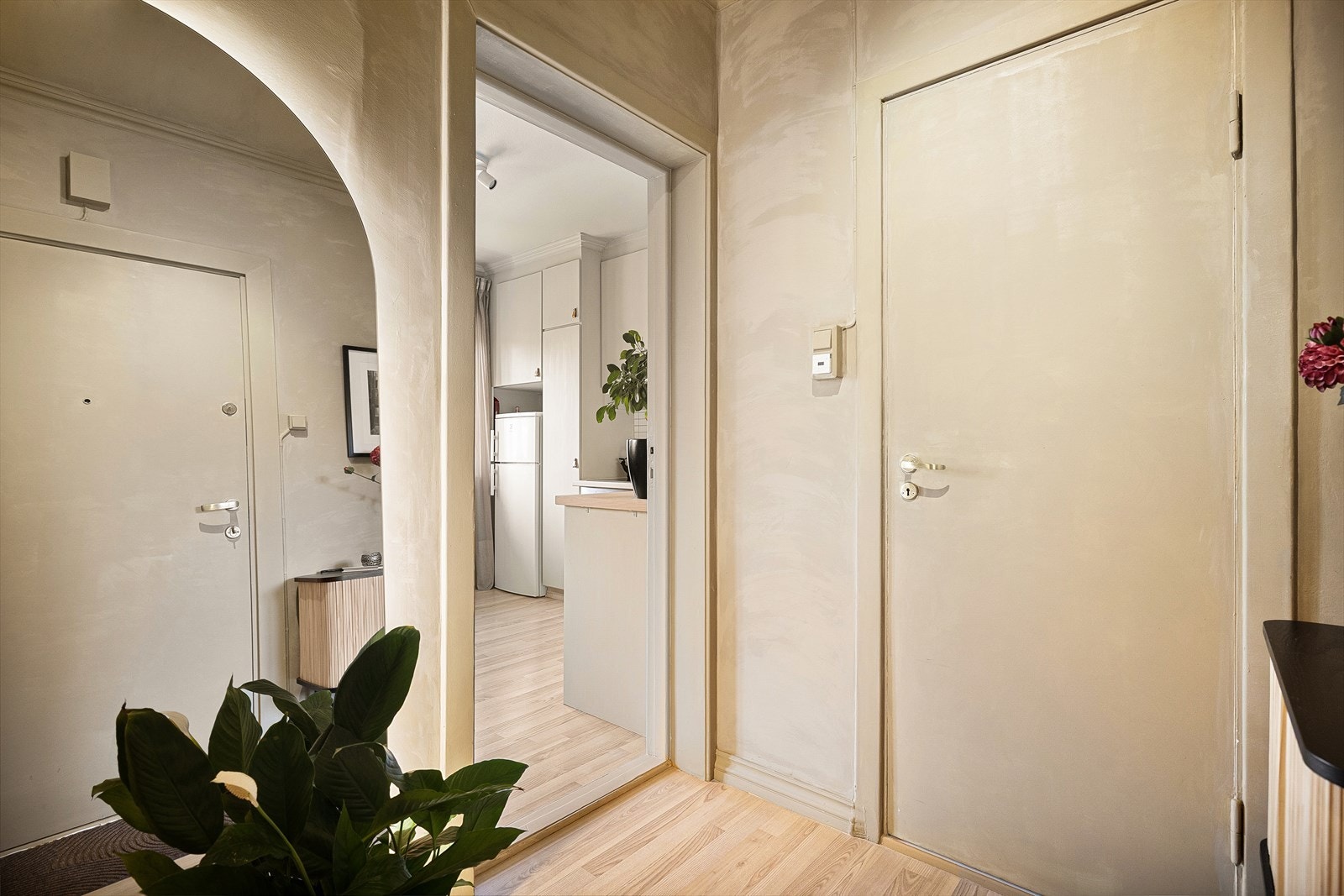 Det er innebygd garderobeskap i gangen med god plass til sko og yttertøy. Galleribilde