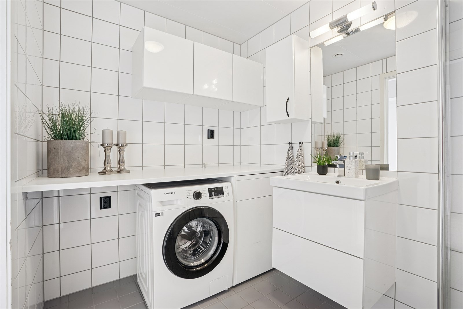 Badet har vært uendret siden byggeåret, og har fliser på gulvet med gulvvarme og fliser på veggene. Galleribilde