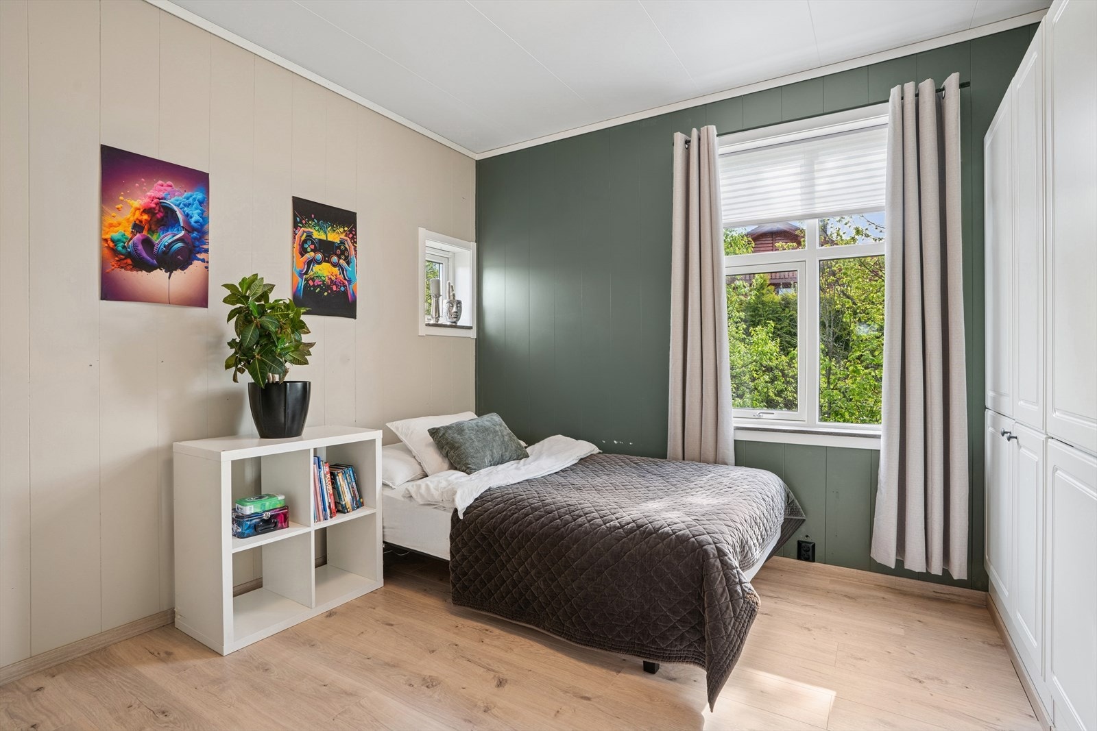 På dette soverommet er det montert garderobeskap med god plass til oppbevaring. Galleribilde