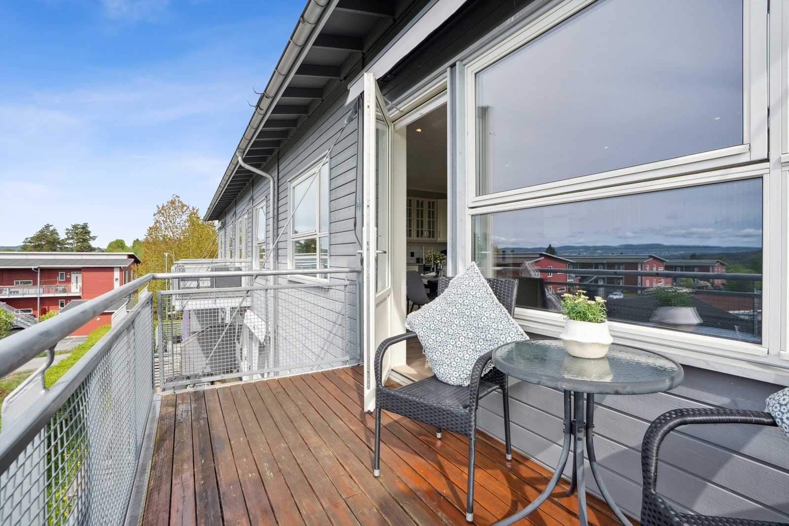 Stuen har adkomst til en balkong hvor du kan nyte avslappende timer i solen. Galleribilde