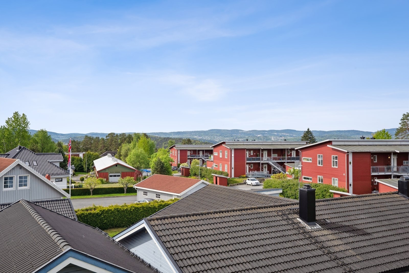 Utsikt utover nabolaget fra balkongen. Galleribilde