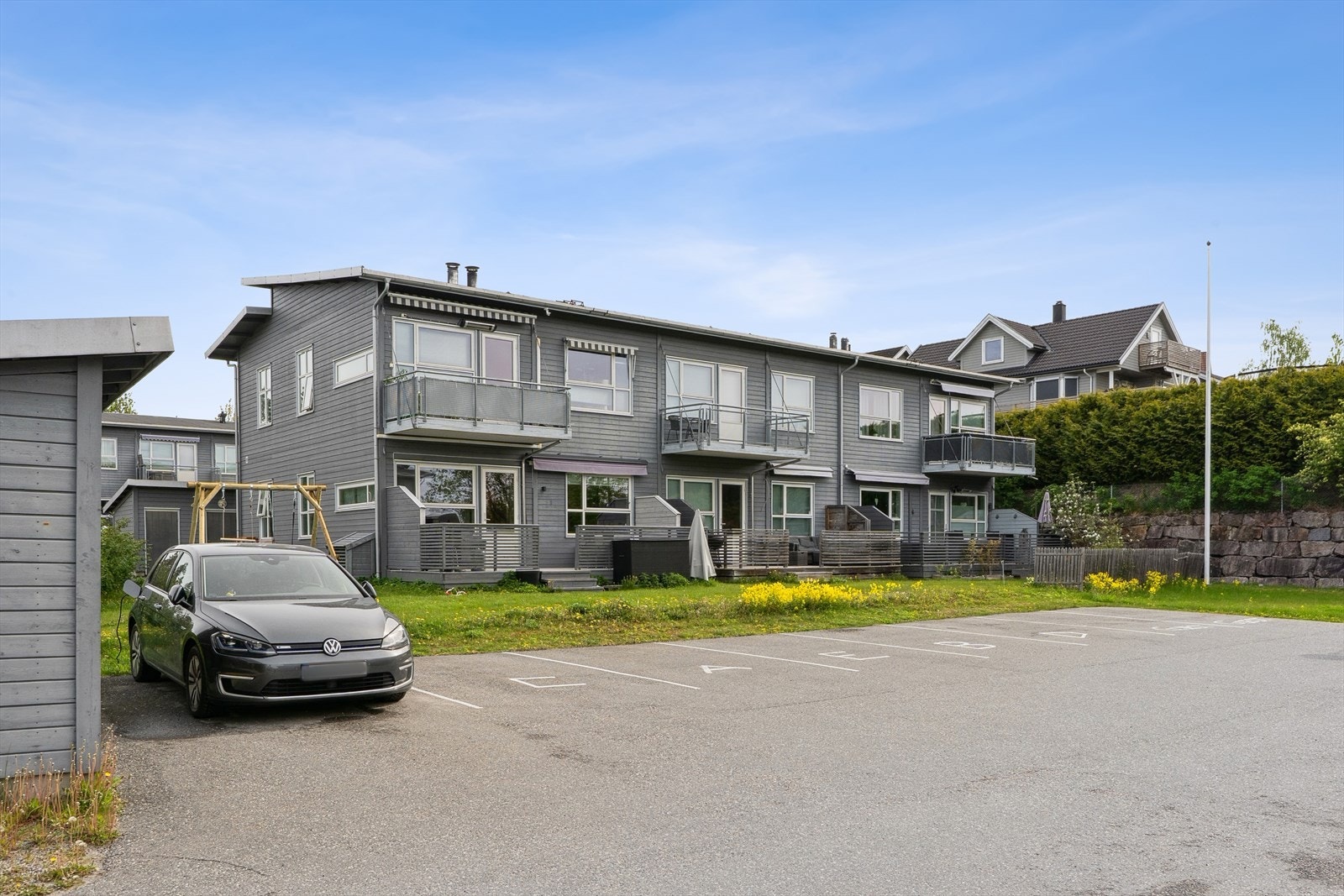 Det medfølger parkeringsplass på felles parkering for beboerne. Galleribilde