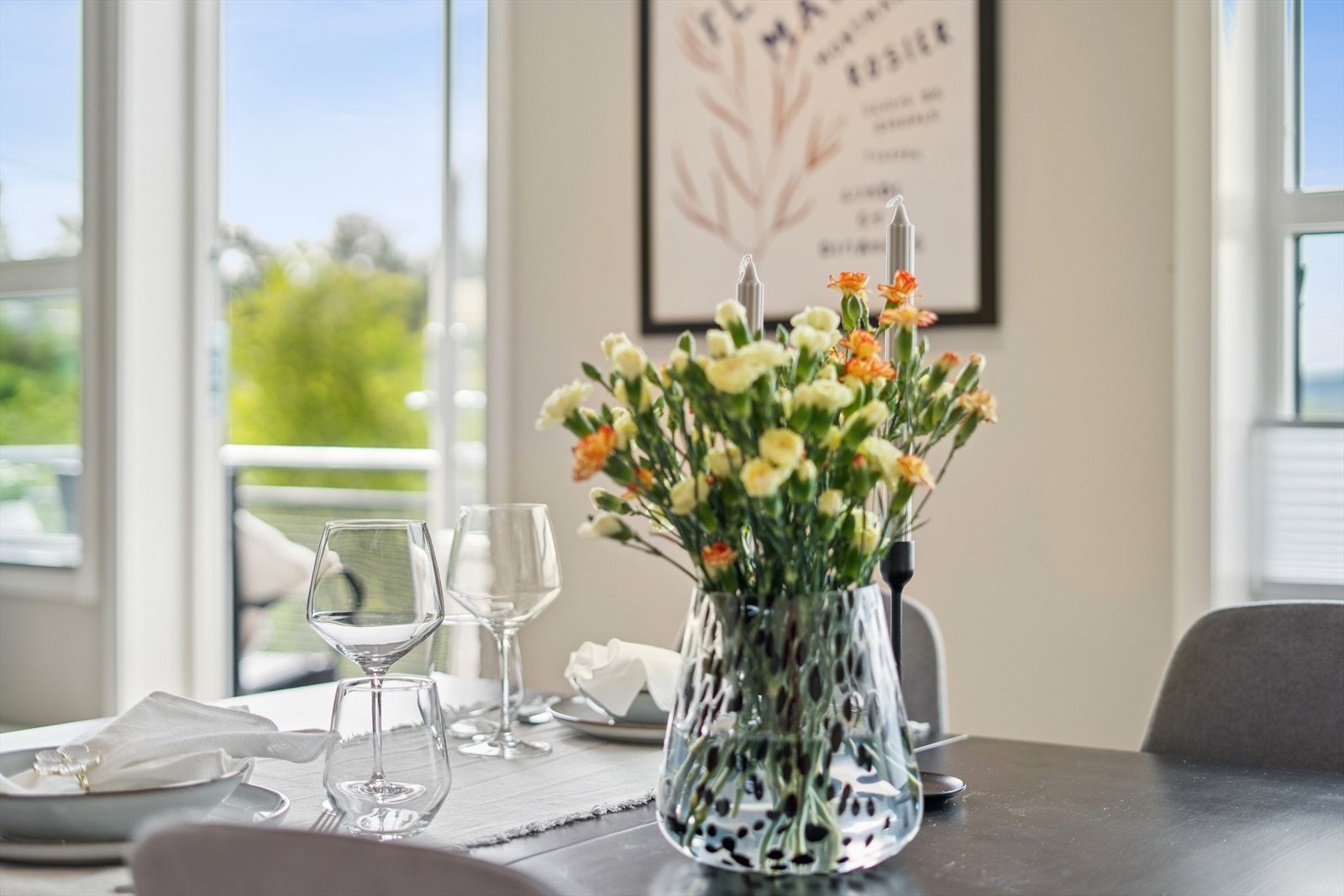 Store vindusflater slipper inn godt med naturlig lys og gir rommet en lys og luftig følelse. Galleribilde