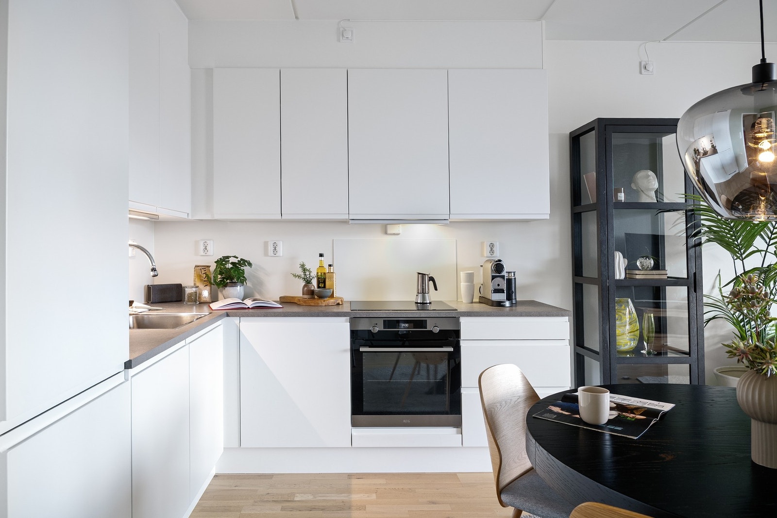 Hvitevarene er sømløst integrert og inkluderer stekeovn, platetopp, oppvaskmaskin og kombiskap. Galleribilde