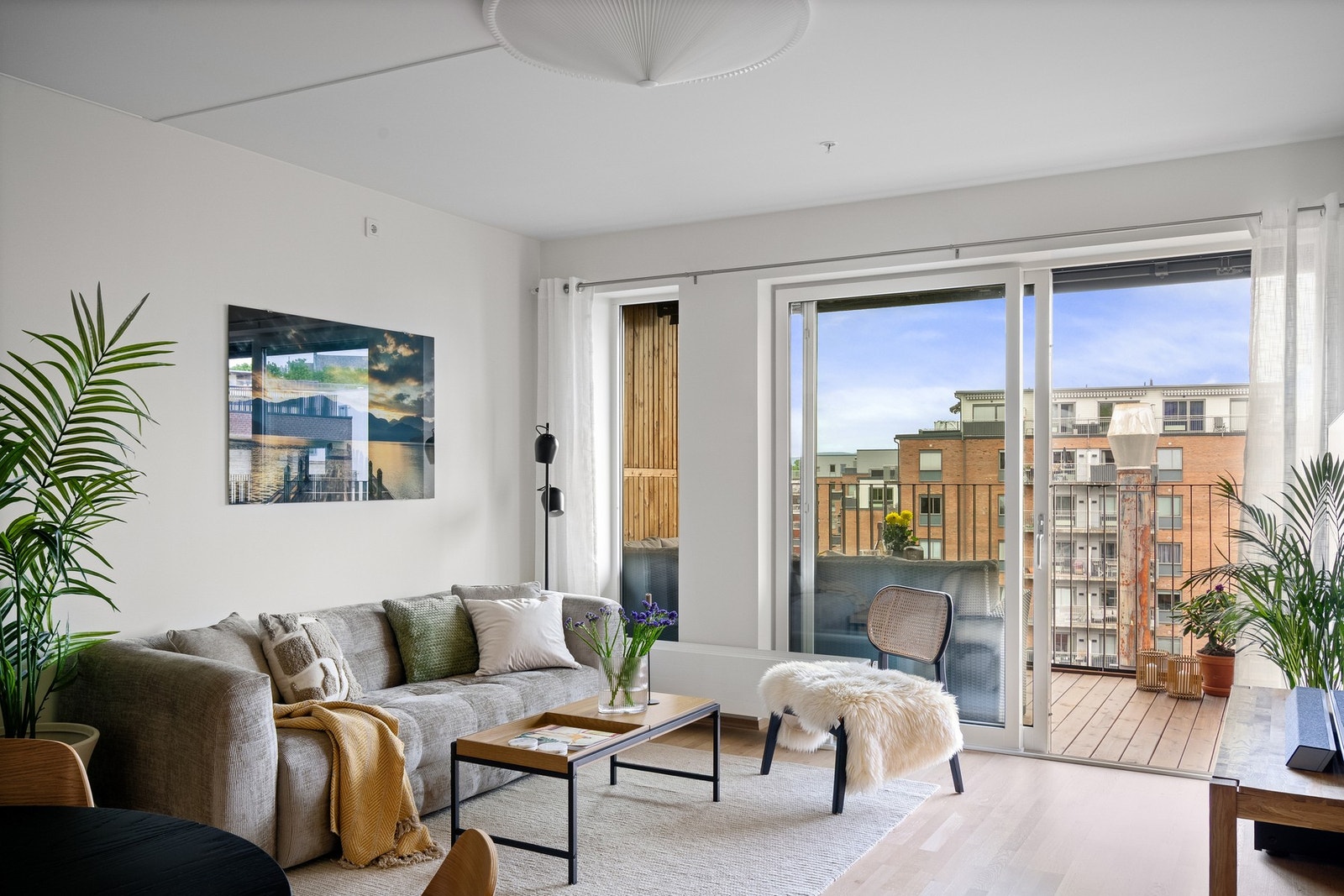 Overflatene er malt i et delikat fargevalg og på gulv er det lagt trestavs parkett. Galleribilde