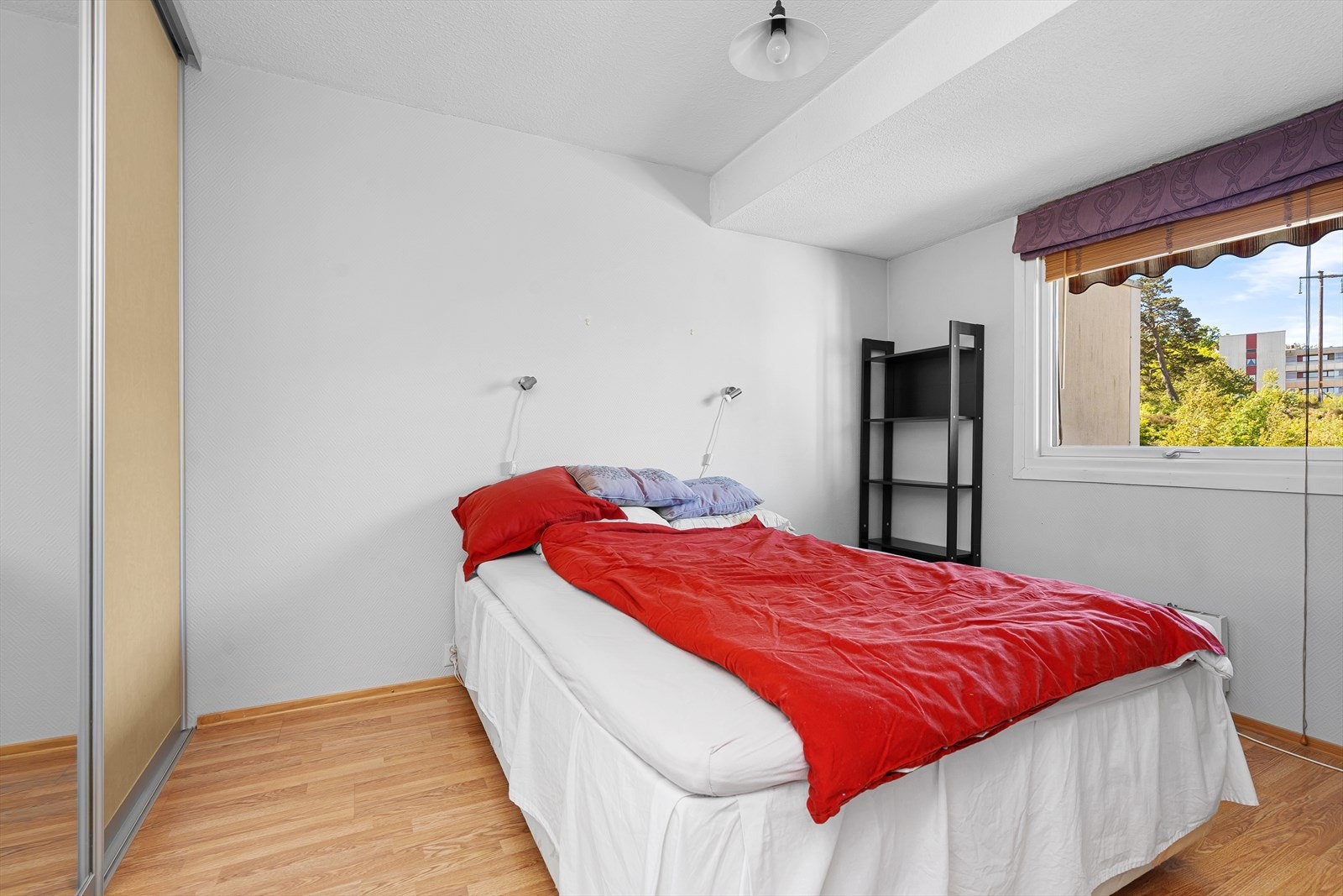 Soverommet er av god størrelse med plass til en dobbeltseng med tilhørende nattbord, samt en større skyvedørsgarderobe. Galleribilde