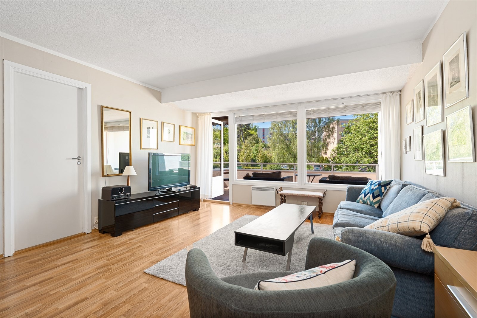 Velkommen inn! Leiligheten har en praktisk planløsning med en åpen stue/kjøkkenløsning, soverom, samt entre/mellomgang og bad. I hver etasje finnes det et eget vaskerom, hvor hver enkelt har sin vaskedag. Galleribilde