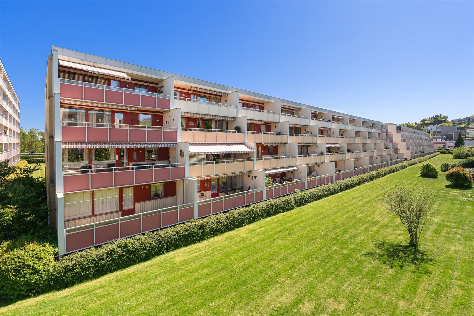 Aktuell leilighet ligger i byggets 2.etg. og det er trappefri adkomst opp til leiligheten via heis. Nærmeste dagligvarebutikk (Spar Åsane) ligger kun en liten rusletur unna leiligheten. Galleribilde