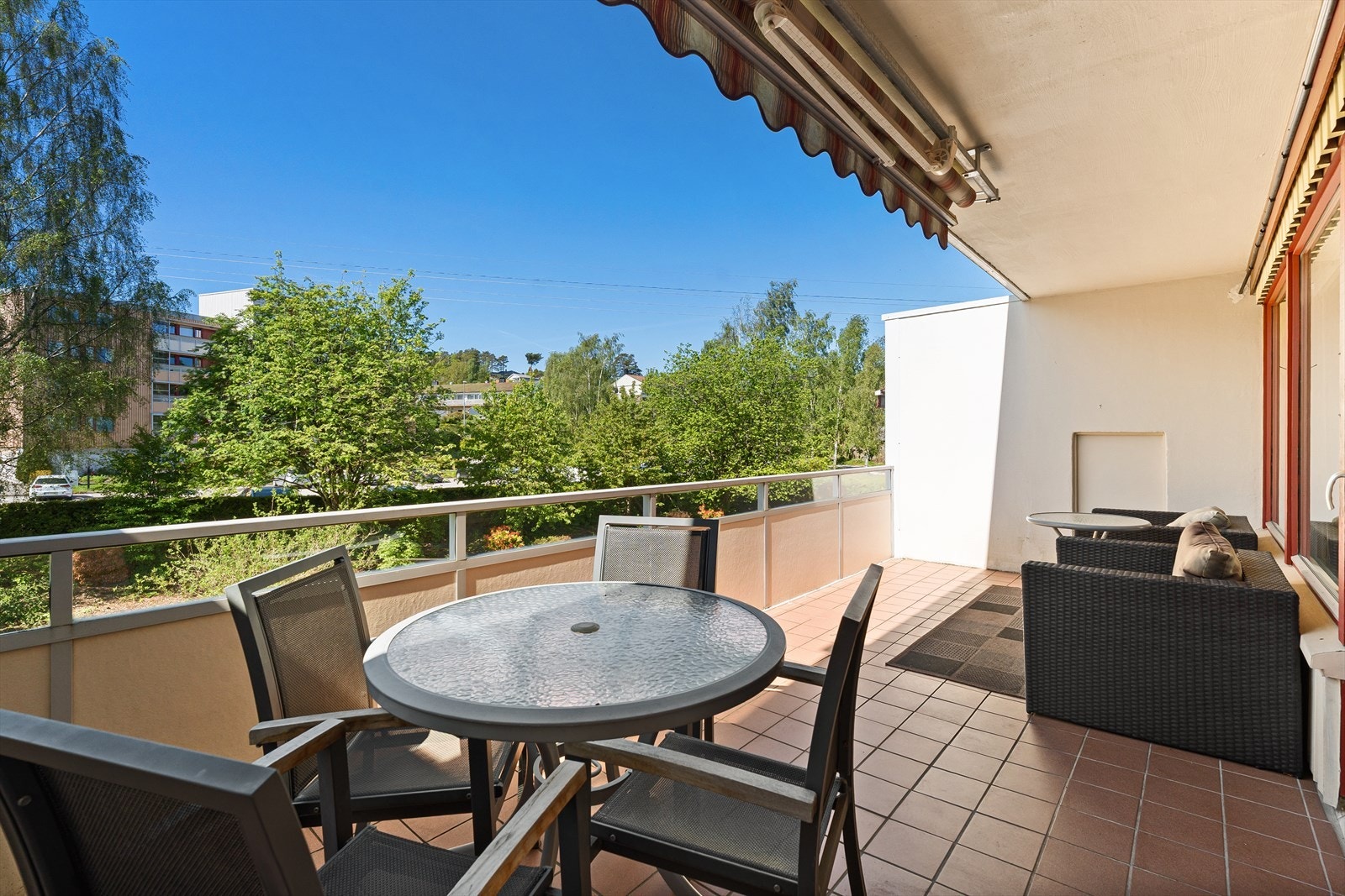 Balkongen tilhørende leiligheten er på ca 18 kvm. Her er det god plass til to ulike soner om du vil. Markise medfølger leiligheten. Galleribilde