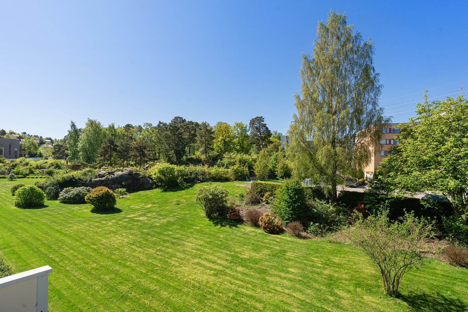 Fra leiligheten har du en grønn og skjønn utsikt ut over fellesarealet tilhørende borettslaget. Det er flott opparbeidet med gressplen, hekk, og annen beplantning. Galleribilde