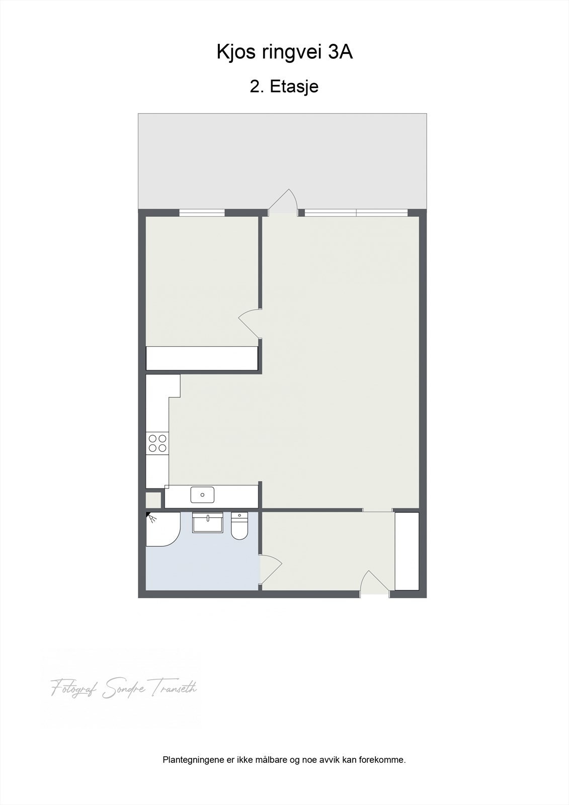 Planløsning 2.etg.: entre/mellomgang, bad, åpen stue/kjøkkenløsning med tilkomst til balkong, samt soverom. I tillegg medfølger det en ekstern bod i samme etasje, samt felles vaskerom. Galleribilde