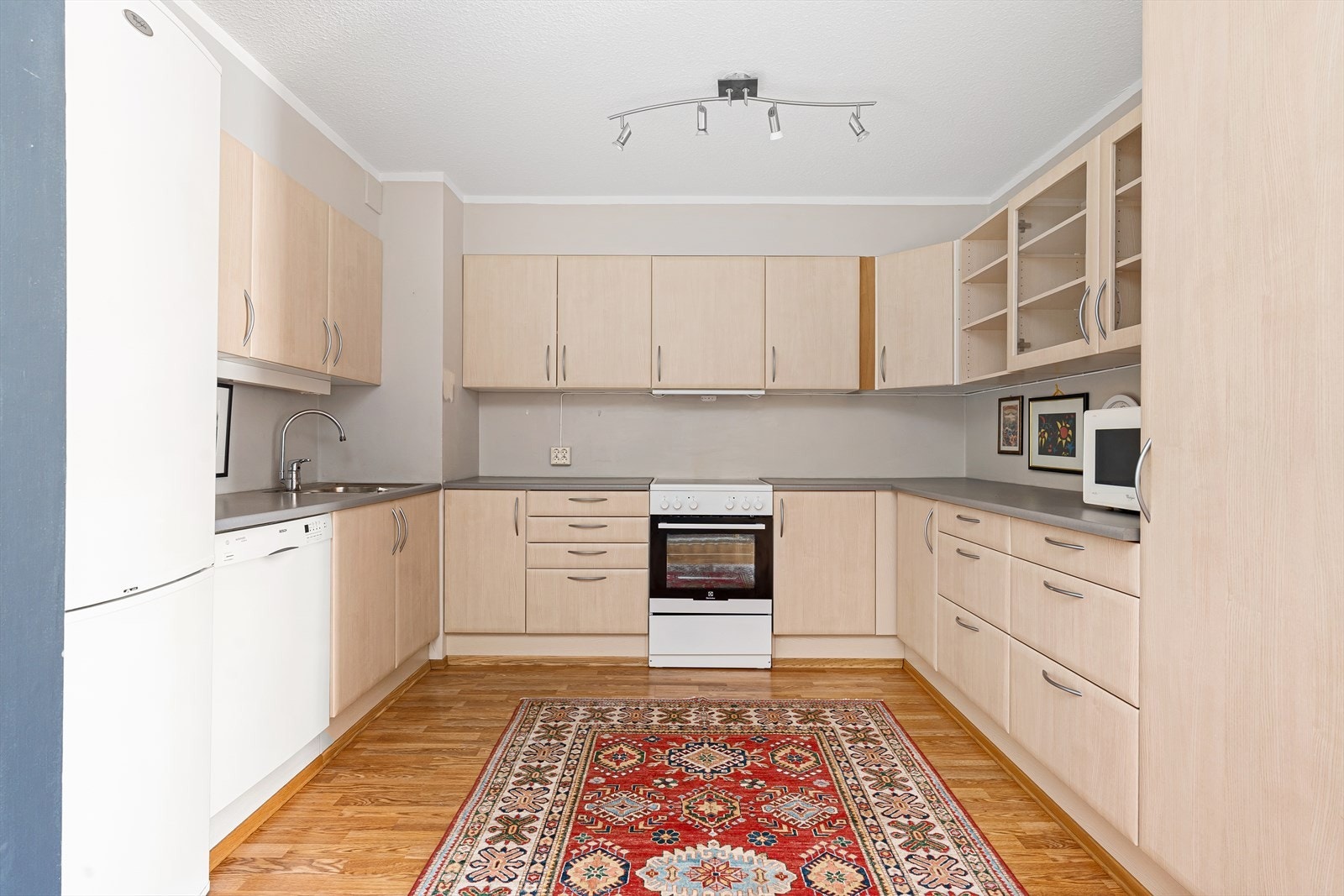 Kjøkkenet inneholder alt du trenger og har godt med både skap- og benkeplass. Alle hvitevarene som kjøleskap med frysedel, oppvaskmaskin, samt komfyr medfølger leiligheten. Galleribilde