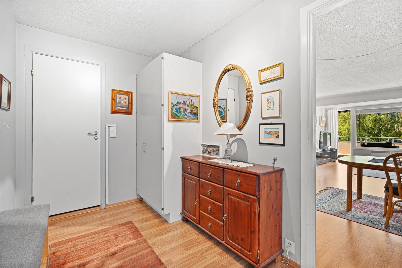 I entreen/mellomgangen er det plass til et større garderobeskap med god oppbevaringsplass om ønskelig. Det er portåpner som slipper venner og familie enkelt inn i bygget. Galleribilde