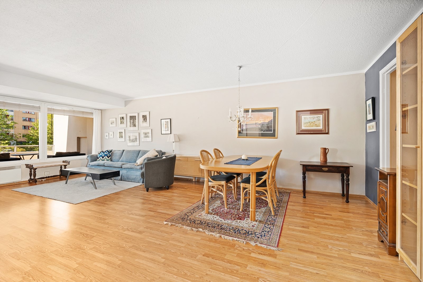 Stuen er av god størrelse og får godt med naturlig dagslys inn i rommet fra de store vindusflatene. Galleribilde