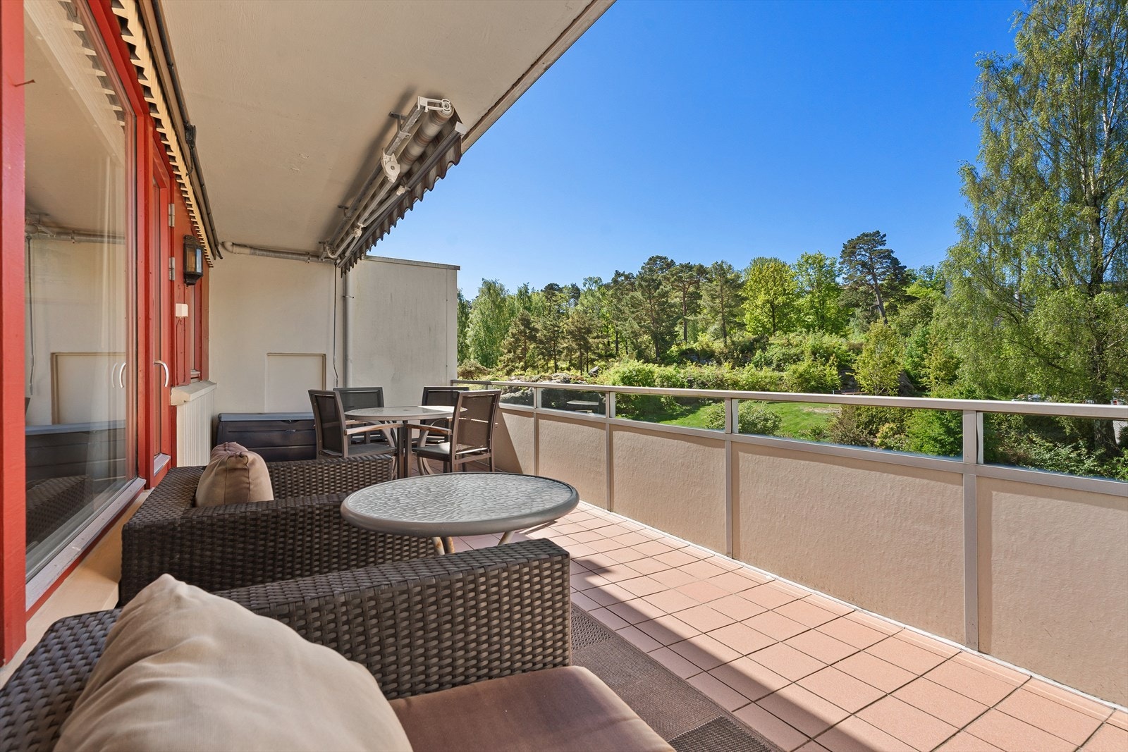 Velkommen til en ypperlig og solrik beliggende 2-roms andelsleilighet med en stor balkong! Leiligheten i Kjos Ringvei 3A er presentert av Ina Andersen for Eiendomsmegler Norge. Galleribilde