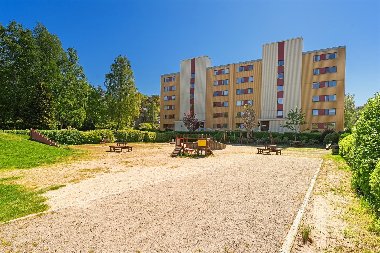 Borettslaget har flere flotte fellesområder med interne gangstier, lekeplass og sittebenker mm. Galleribilde