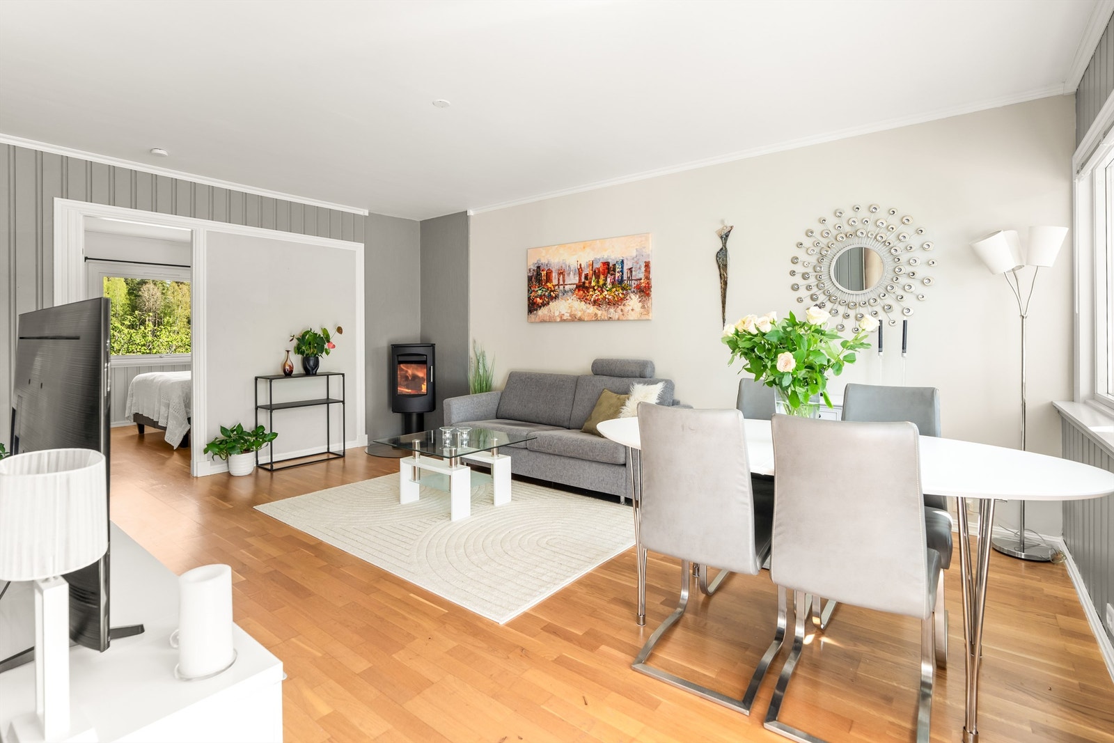 Stuen - i stuehjørnet finner du en nyinnsatt peisovn fra 2024.
Borettslaget rehabiliterte alle pipeløpene i 2024. Galleribilde