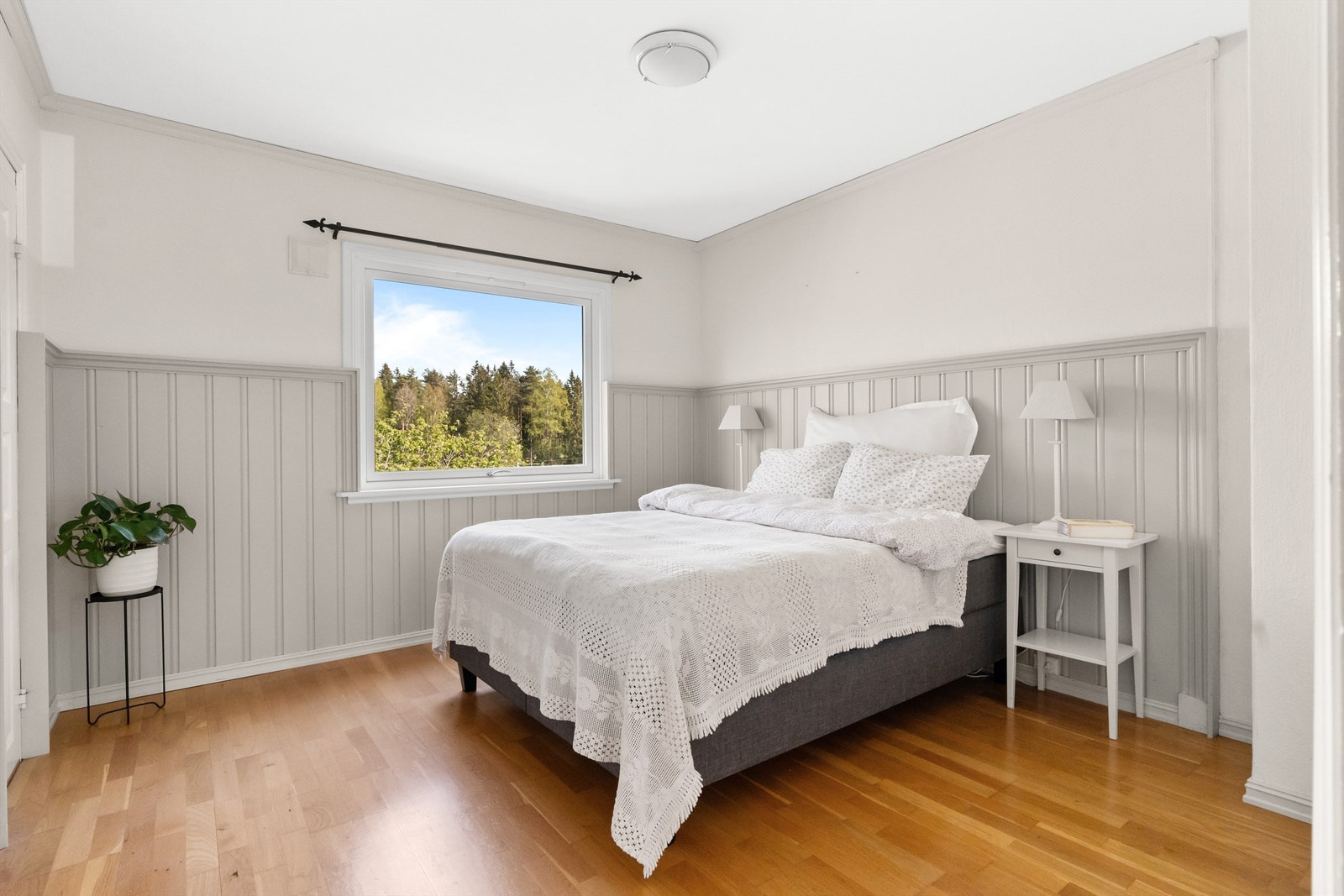 Hovedsoverom - med adkomst fra stuen.
Begge soverom vender ut mot marka og parkeringen for turfolk. Galleribilde