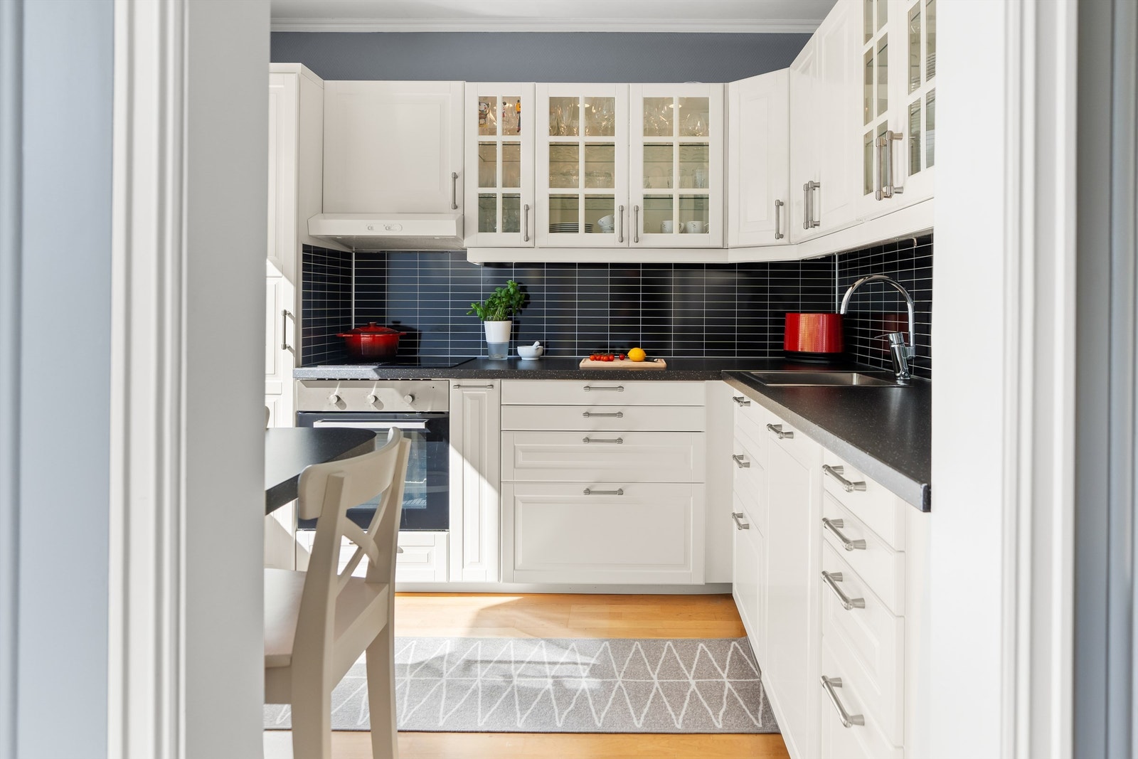 Pent klassisk kjøkken i hvite profilerte fronter.
Varmtvannstank på 120 liter ble byttet i 2015. (under kjøkkenbenk) Galleribilde