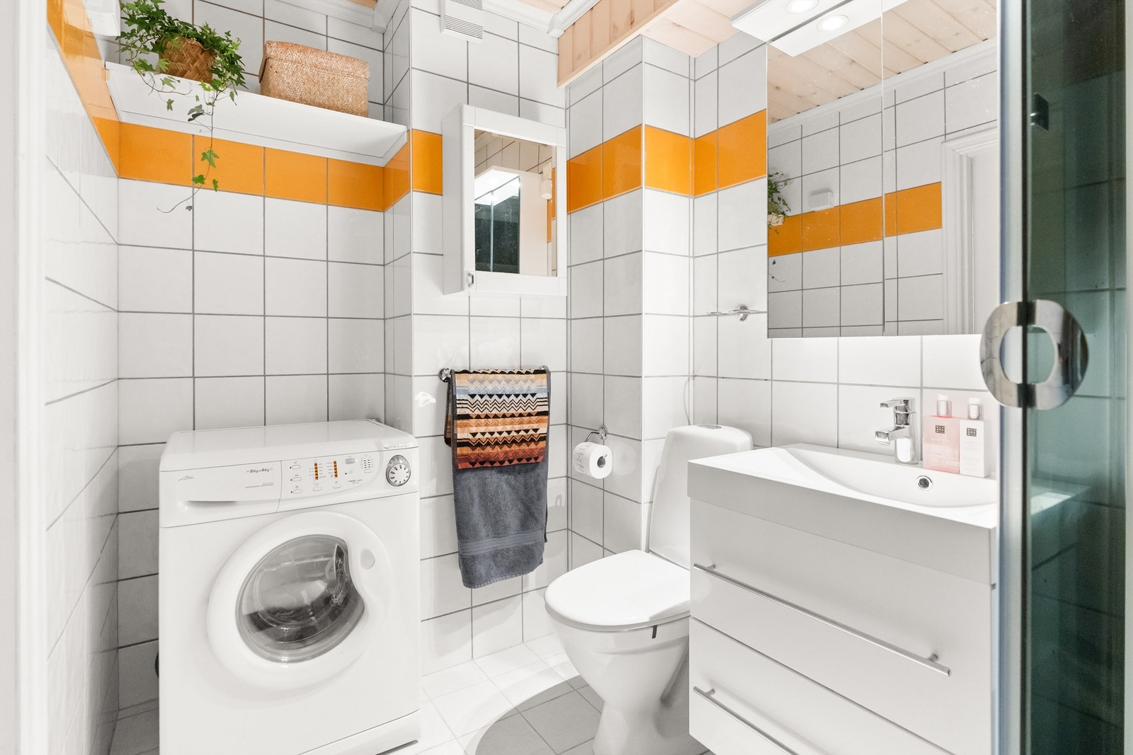 Baderommet ble opprinnelig pusset opp i 1995, og er senere oppgradert med nye varmekabler og flis på flis i 2015.
Det er satt inn nytt toalett, servantskap, speilskap og dusjkabinett også i nyere tid. Galleribilde