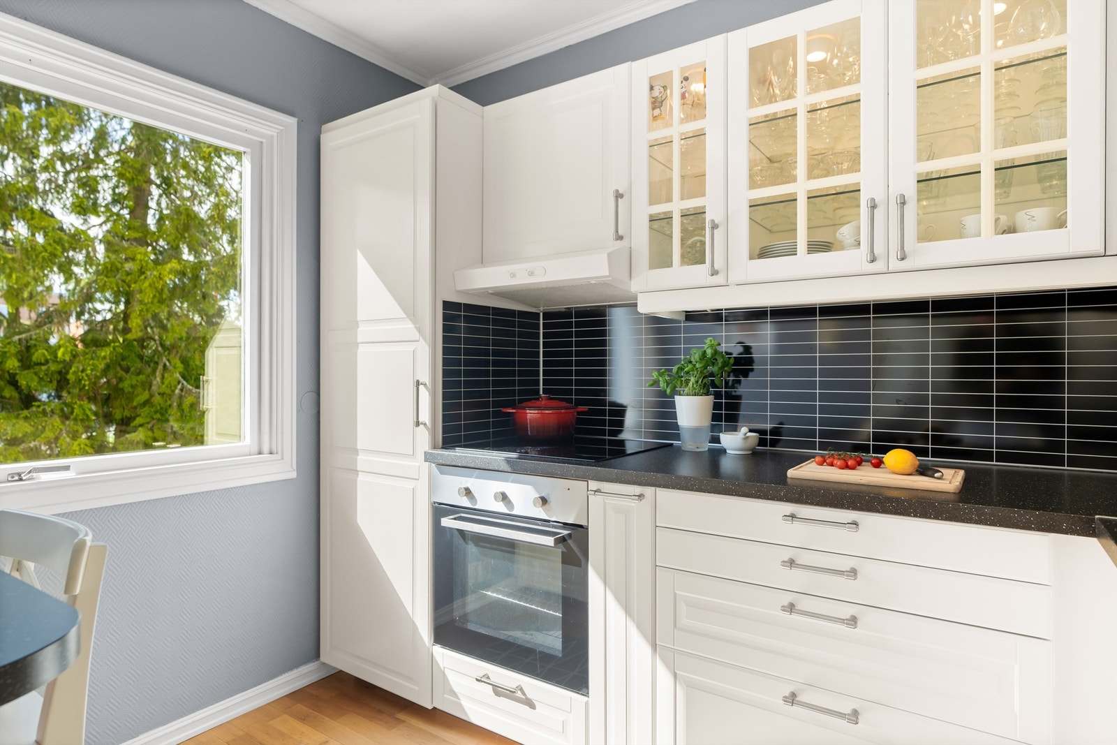 Selger opplyser at det elektriske lyset under kjøkkenskapene er fra forrige eier (før april 2000) Galleribilde