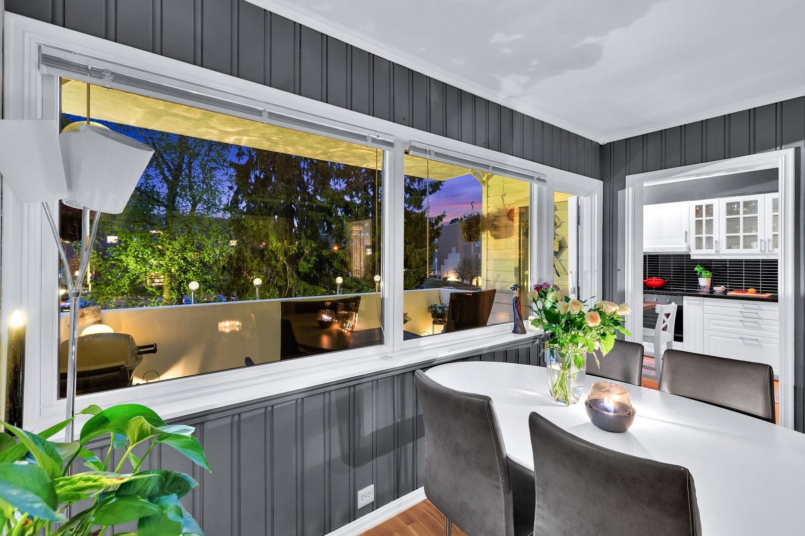 Her kan familien kose seg ved middagsbordet til langt på kveld. Galleribilde