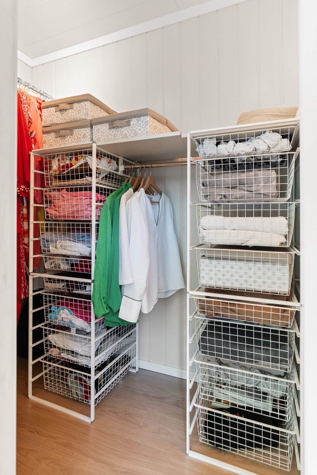 Dette soverommet har walk-in closet med garderobeinnredning. Galleribilde