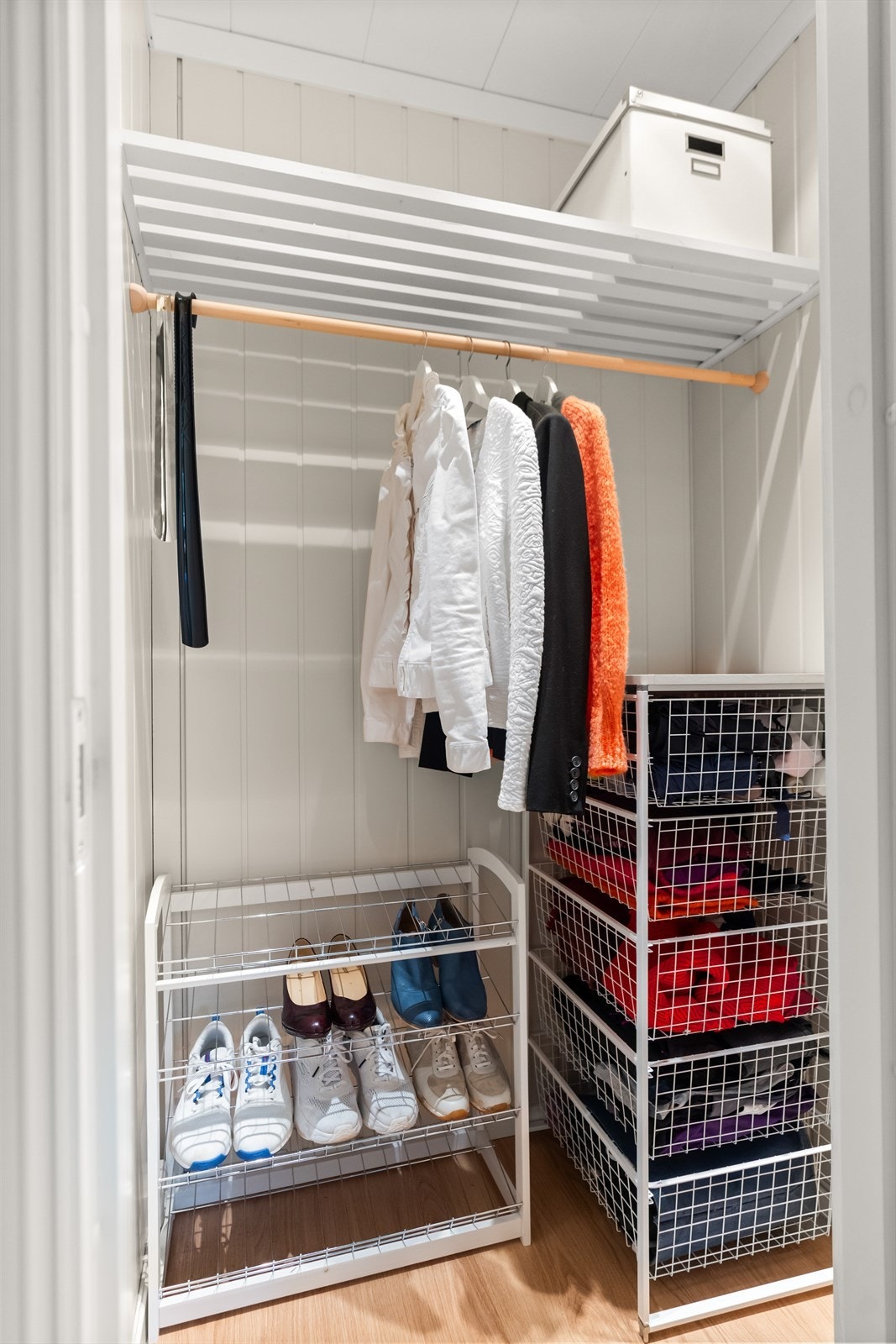 Praktisk, innvendig bod - med adkomst fra entré. I tillegg disponerer leiligheten to kjellerboder på hhv. 3 og 7 kvm. Galleribilde