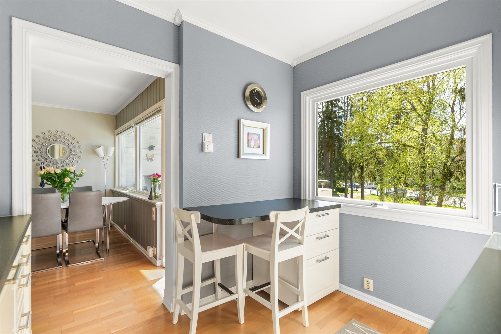 Hyggelig kaffeplass ved barløsningen.
Nyt kaffen og morgenavisen. Galleribilde