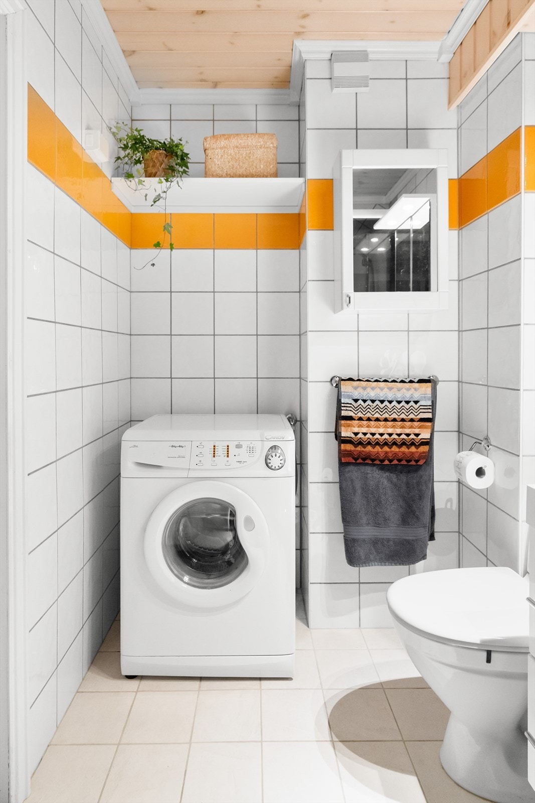 Opplegg for vaskemaskin er på plass, og ekstra oppbevaring er sikret med vegghengt skap og hylle. Galleribilde