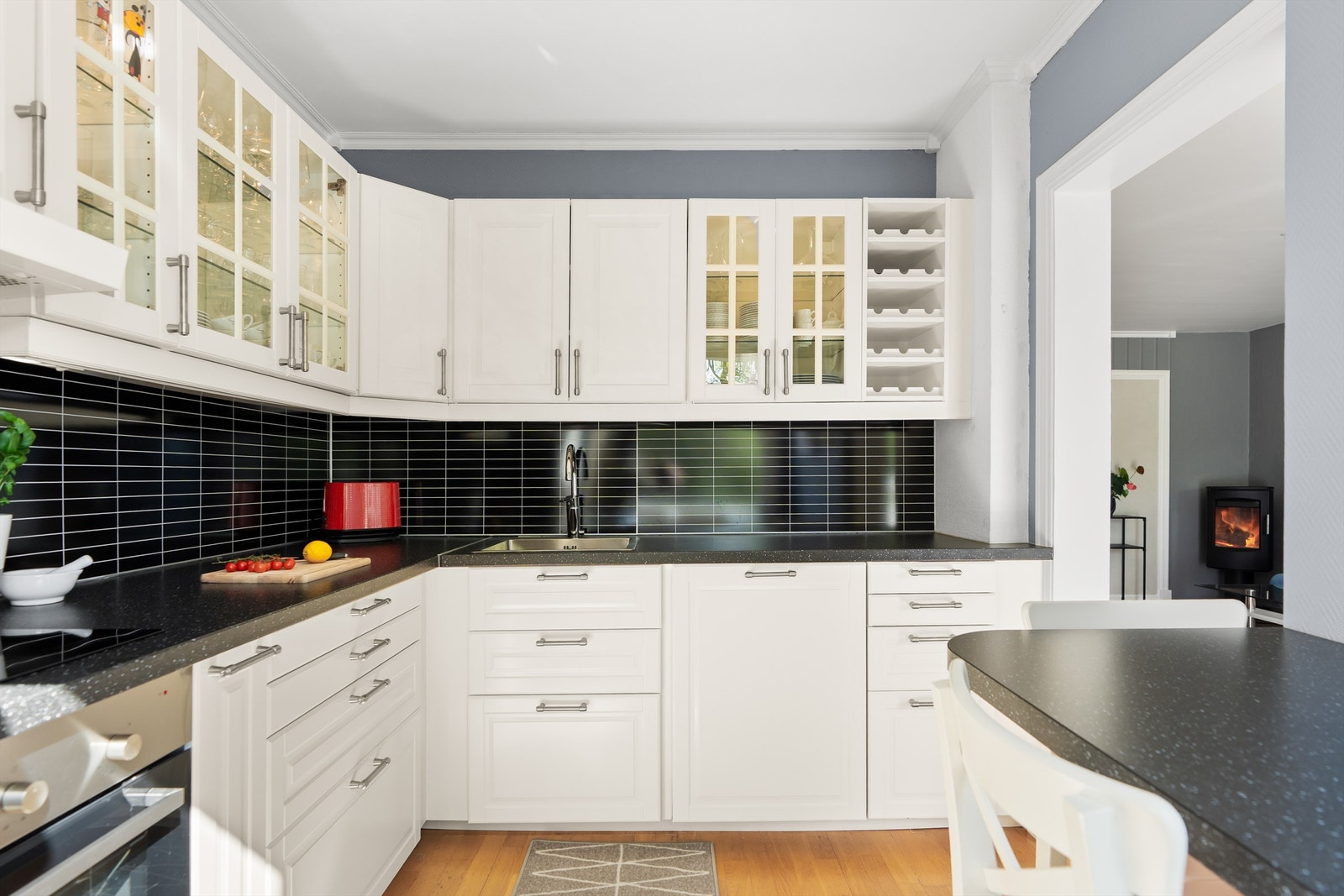 Bra med skap -og benkeplass.
Integrerte hvitevarer medfølger. Galleribilde