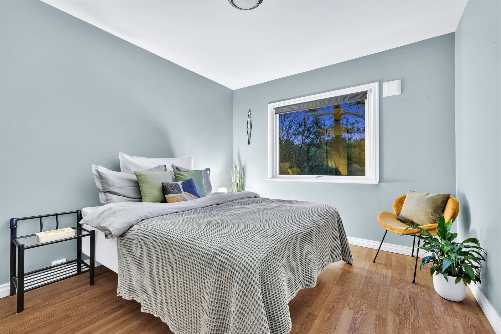 Kveldsstemning på gjesterommet.
I 2021 ble det montert skyvedørsgarderobe med speilfronter. I samme moment ble både vegger og tak malt. Galleribilde