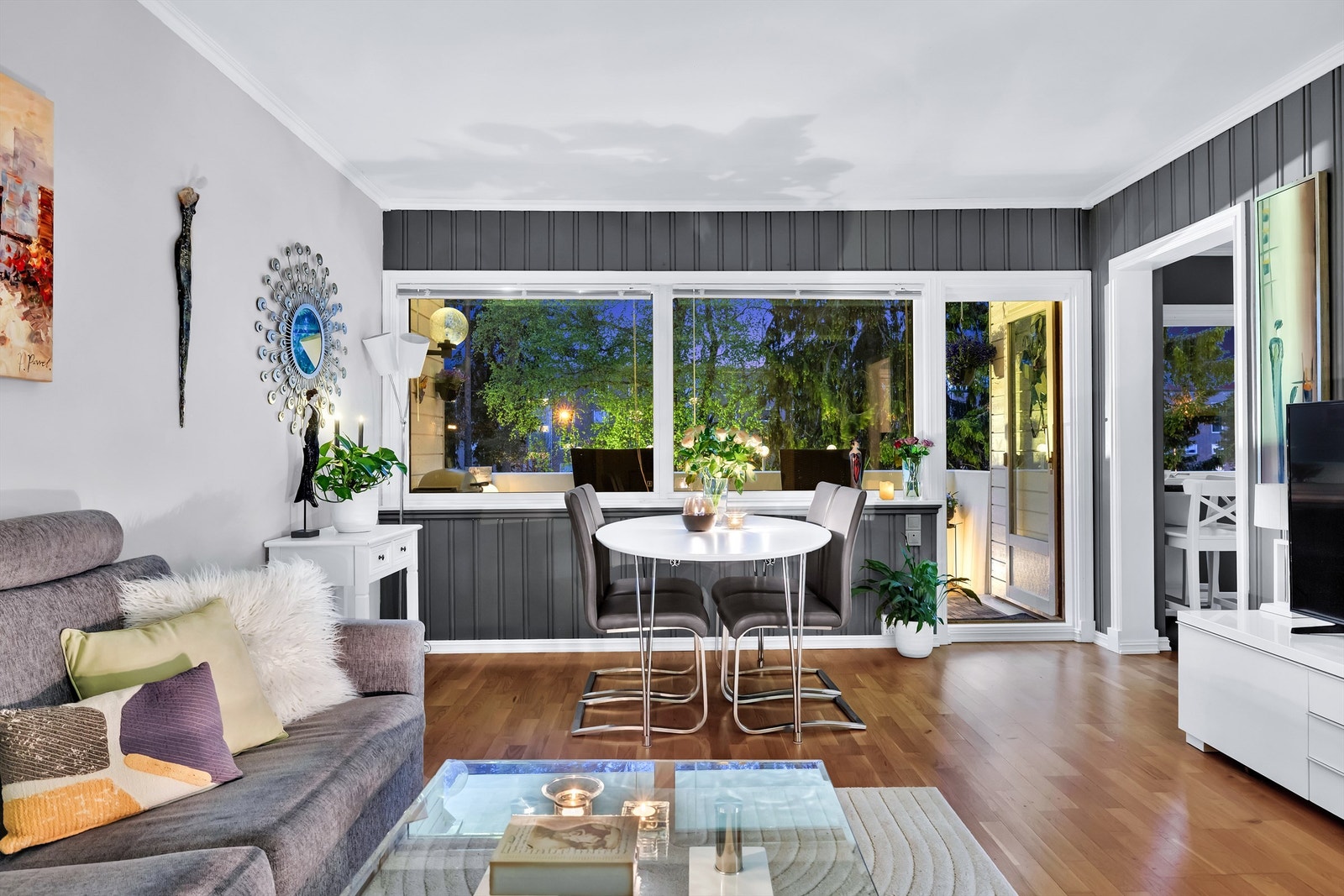 Fra stuen er det utgang til vestvendt balkong og kjøkken i praktisk og umiddelbar tilknytning. Galleribilde