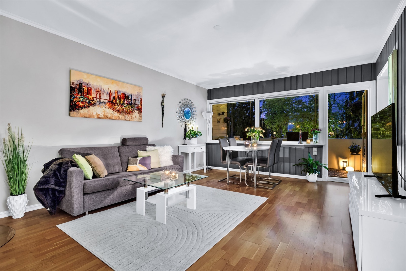 Trivelig stue i flott kveldslys. Galleribilde