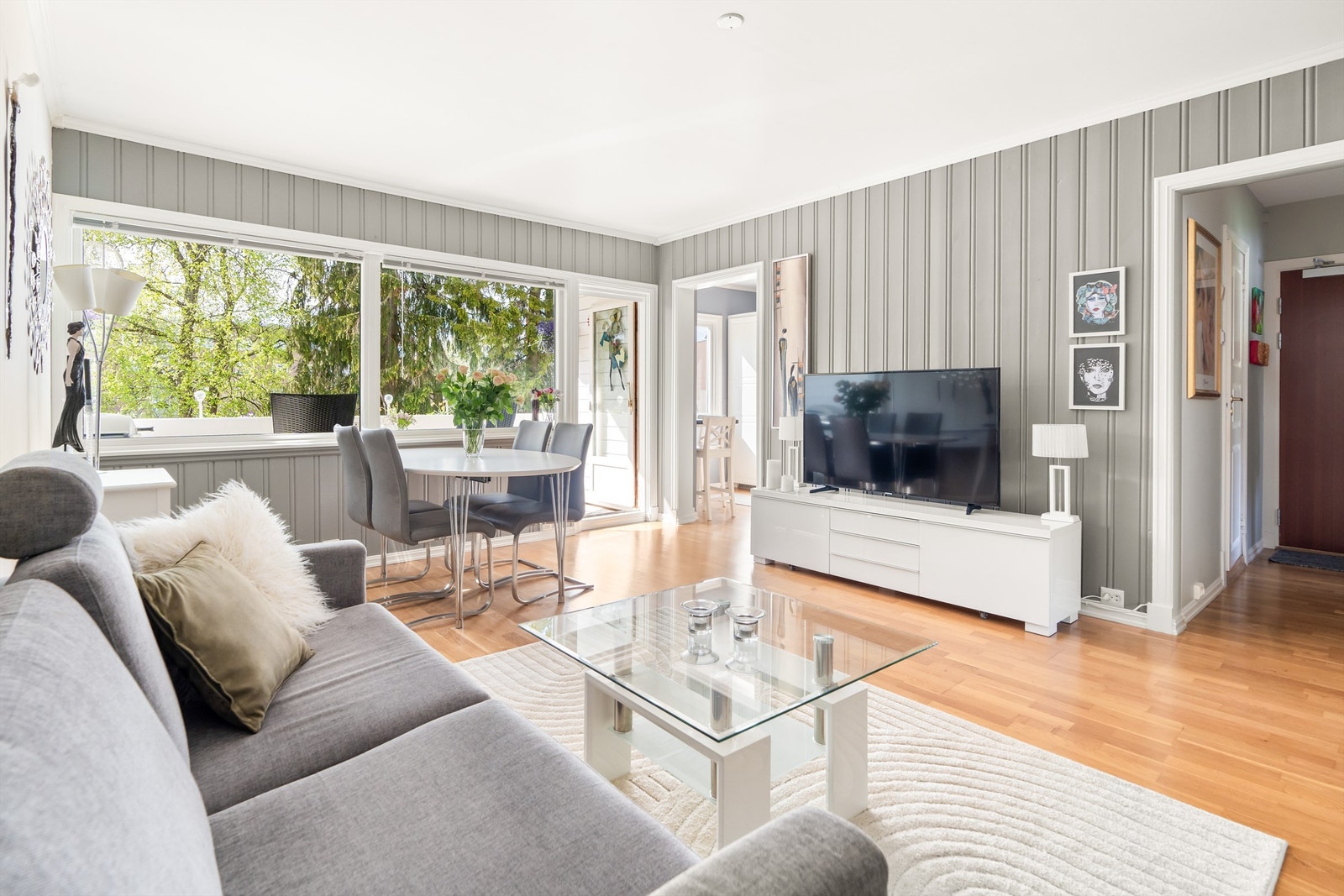 Stuen er er avlang i formasjon og er lett å møblere. Galleribilde