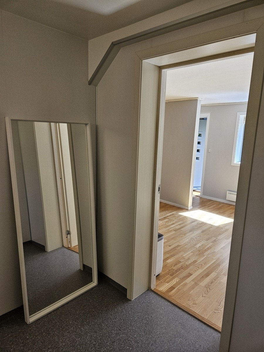 full length floor mirror in the bathroom Galleribilde