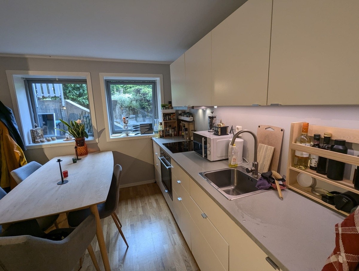 Kitchen with former renters table and belongings Galleribilde