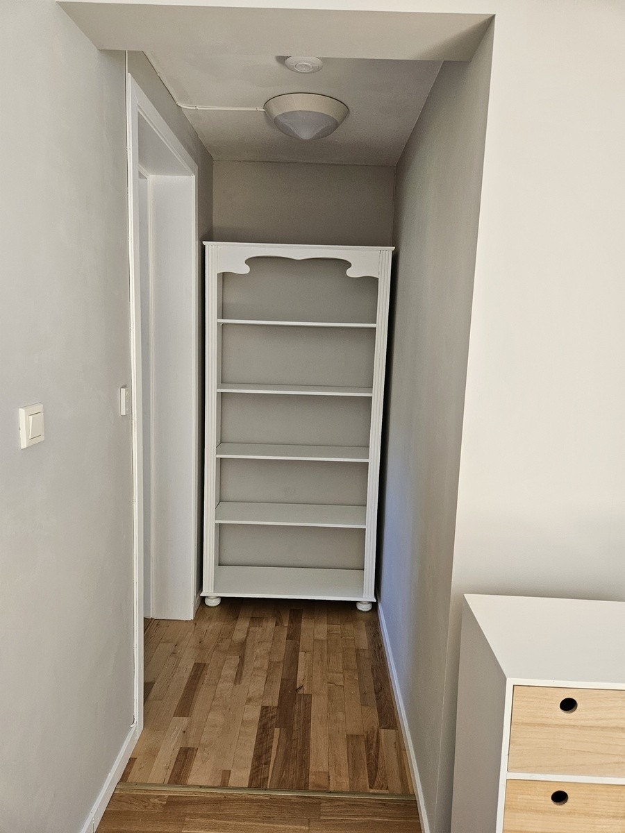 bookshelf outside bedroom Galleribilde