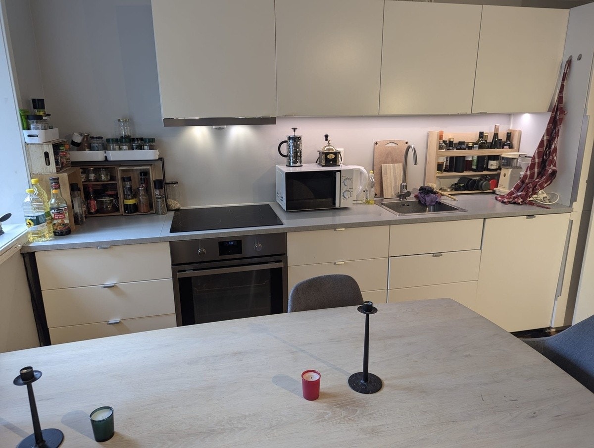 Kitchen with former renters table and belongings Galleribilde