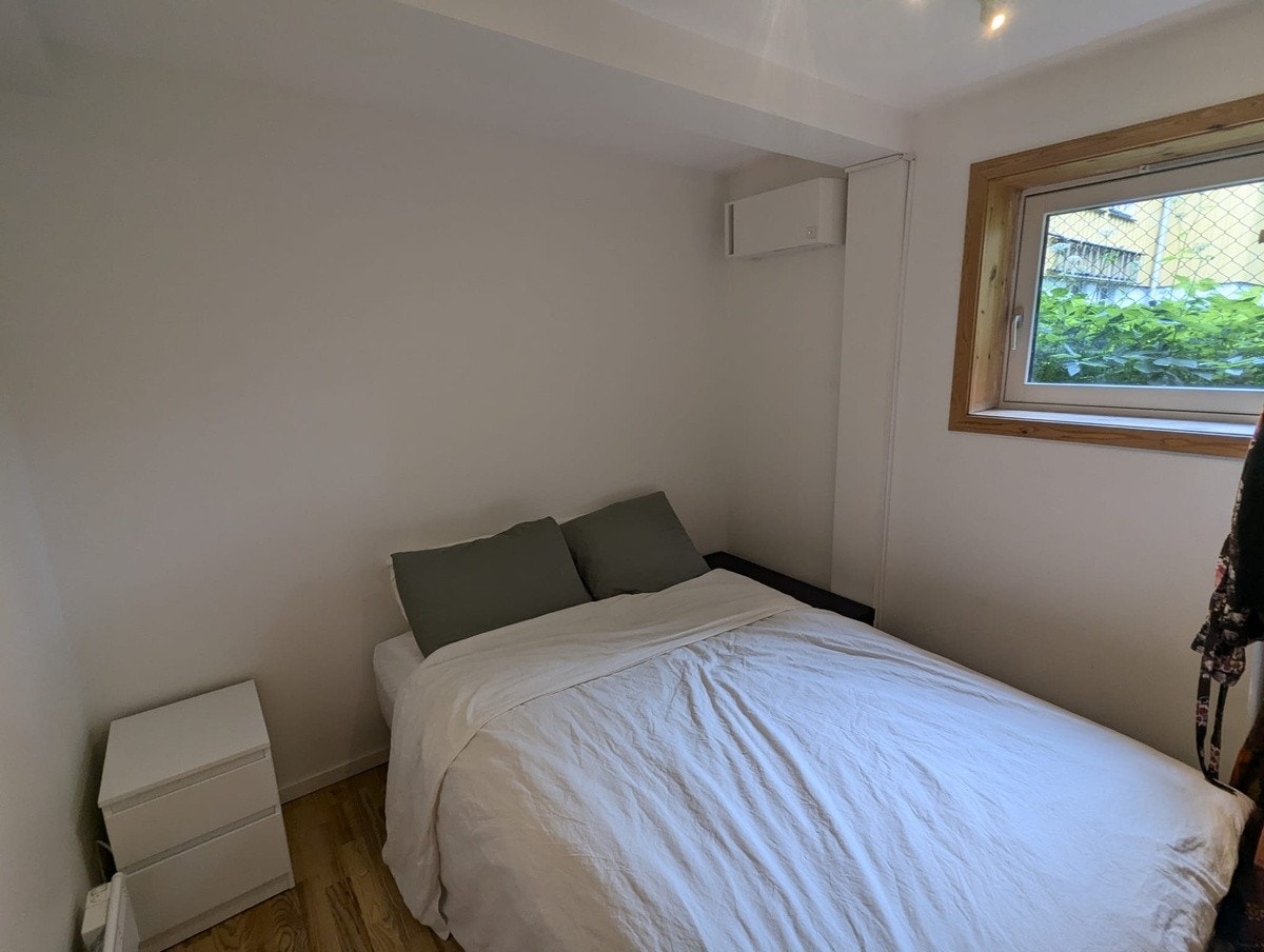 alternative bed placement with former renters belongings Galleribilde