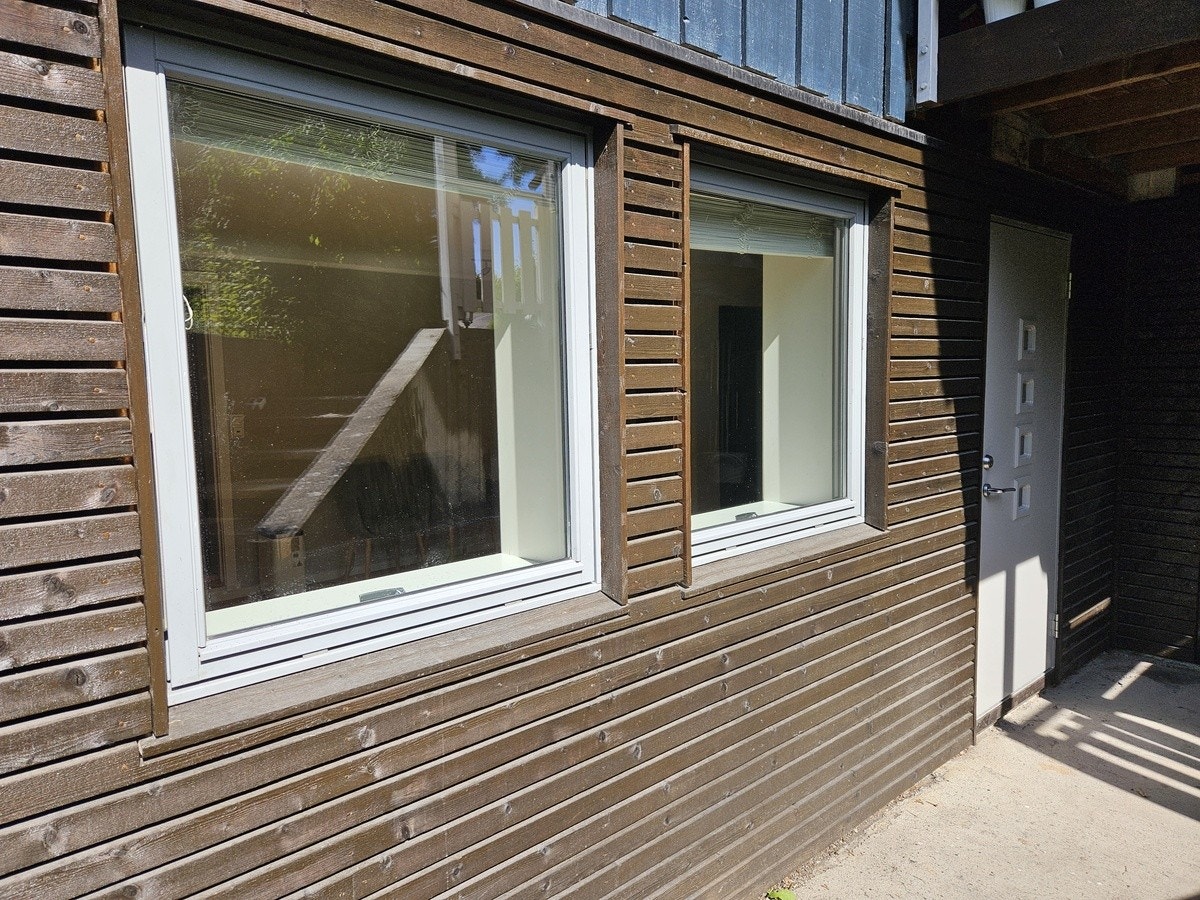 2 large windows Galleribilde