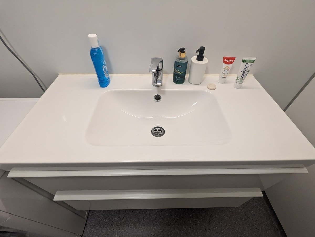 large bathroom sink with former renters belongings Galleribilde