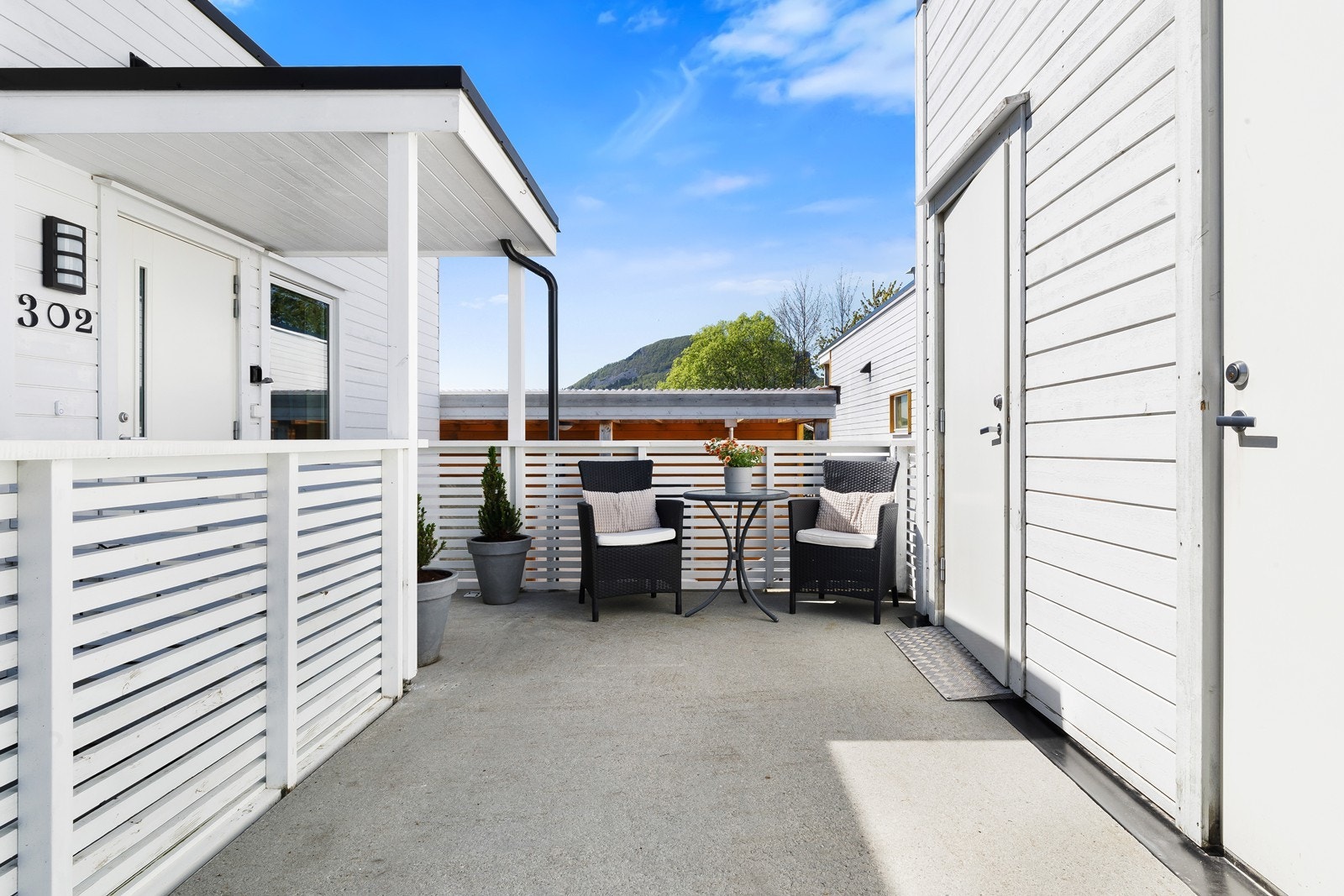 Kort gange fra leiligheten til både heis og utvendig bod. Galleribilde